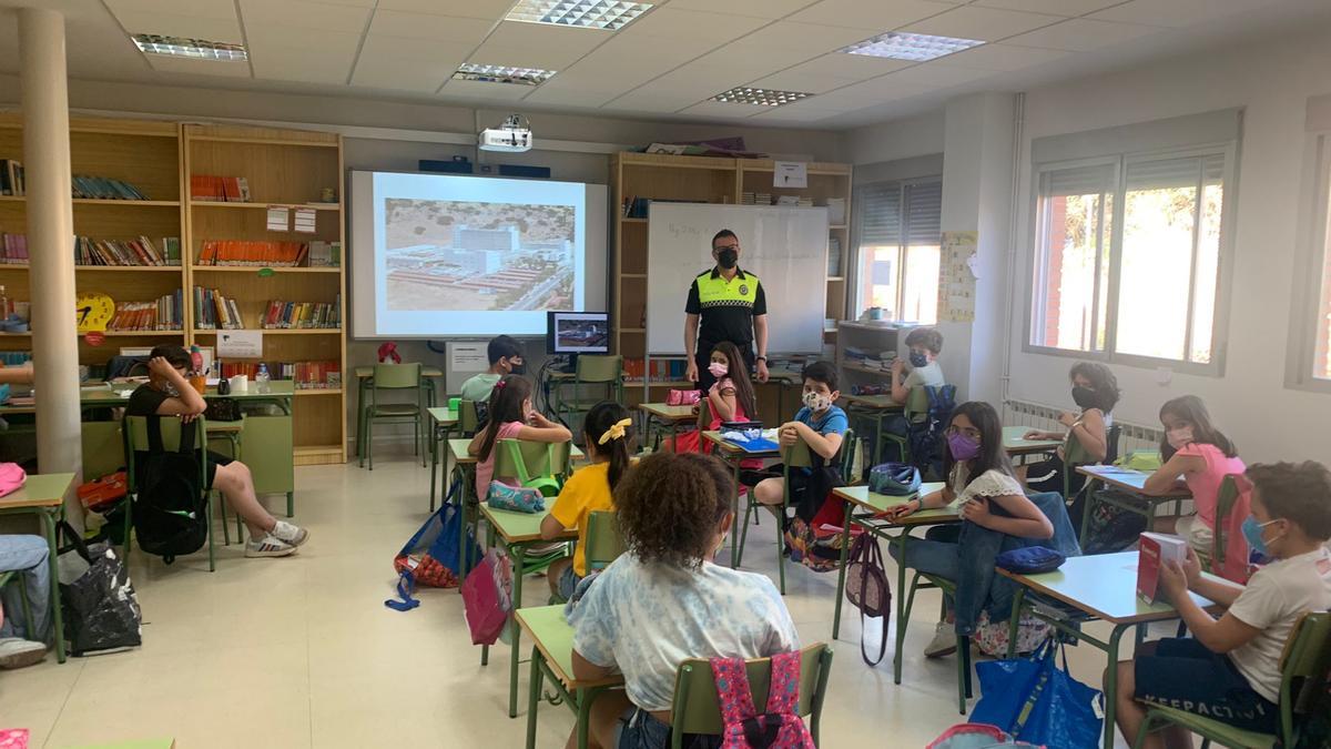 El representante de la Policía Local, en una clase del centro.