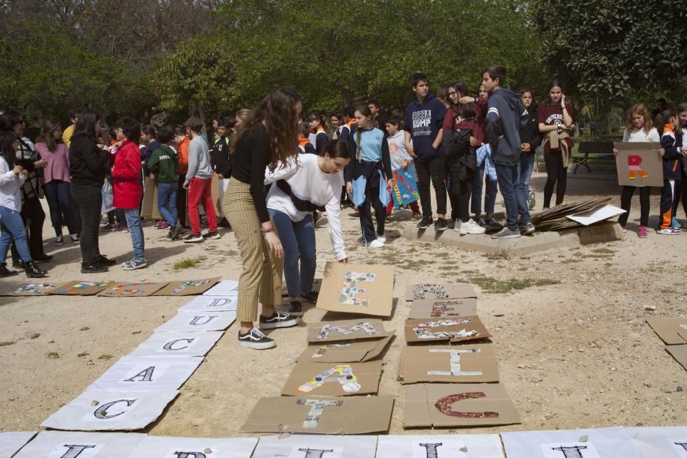 'Scrabble humano' en València por el derecho a la educación y el medio ambiente