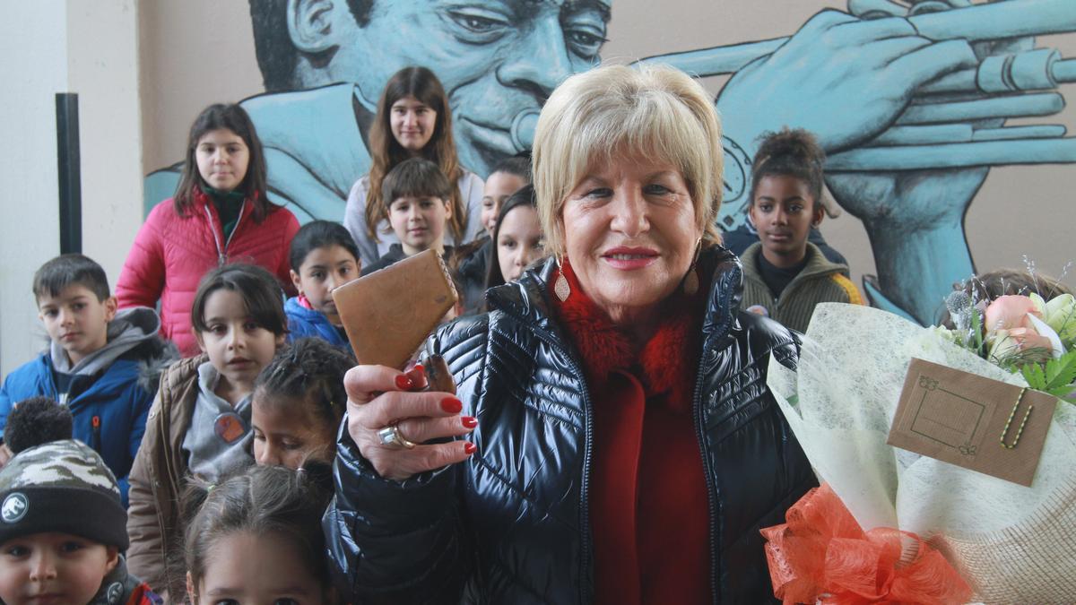 Celita muestra el silbato original que le regaló su tío.