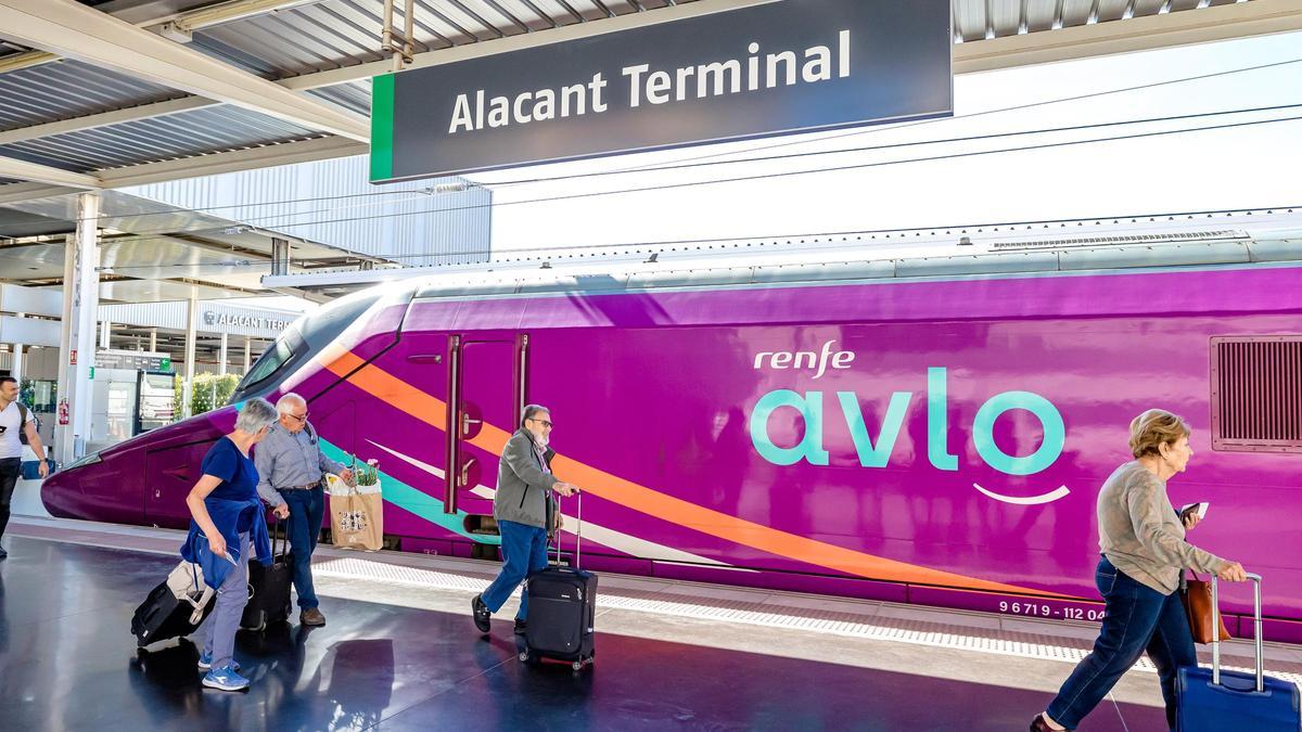 Un tren del servicio Avlo, que estrena conexión este lunes entre Alicante y Valladolid