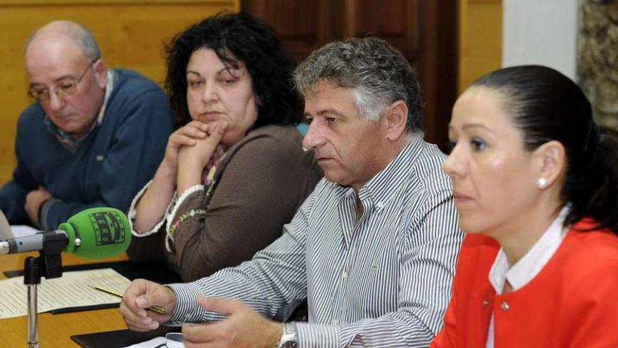 Manuel Cuiña presentó el programa, junto a Jesús Taboada, Pilar Peón y Ana González. // Bernabé/J. Lalín