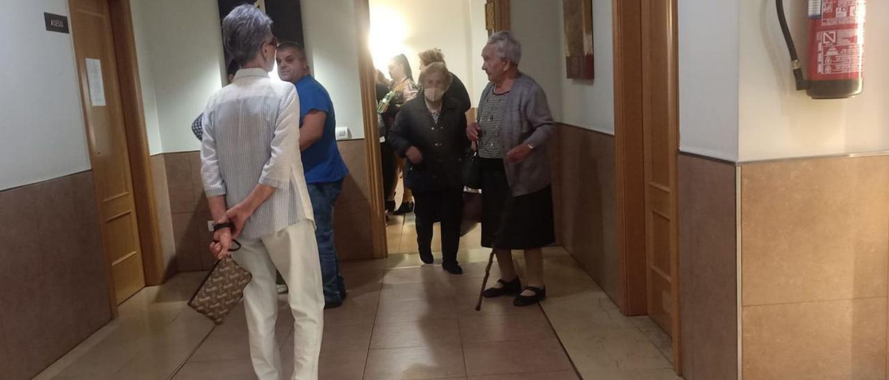 Familiares y allegados, ayer, en la sala del tanatorio de Sama donde se veló a la fallecida. | LNE