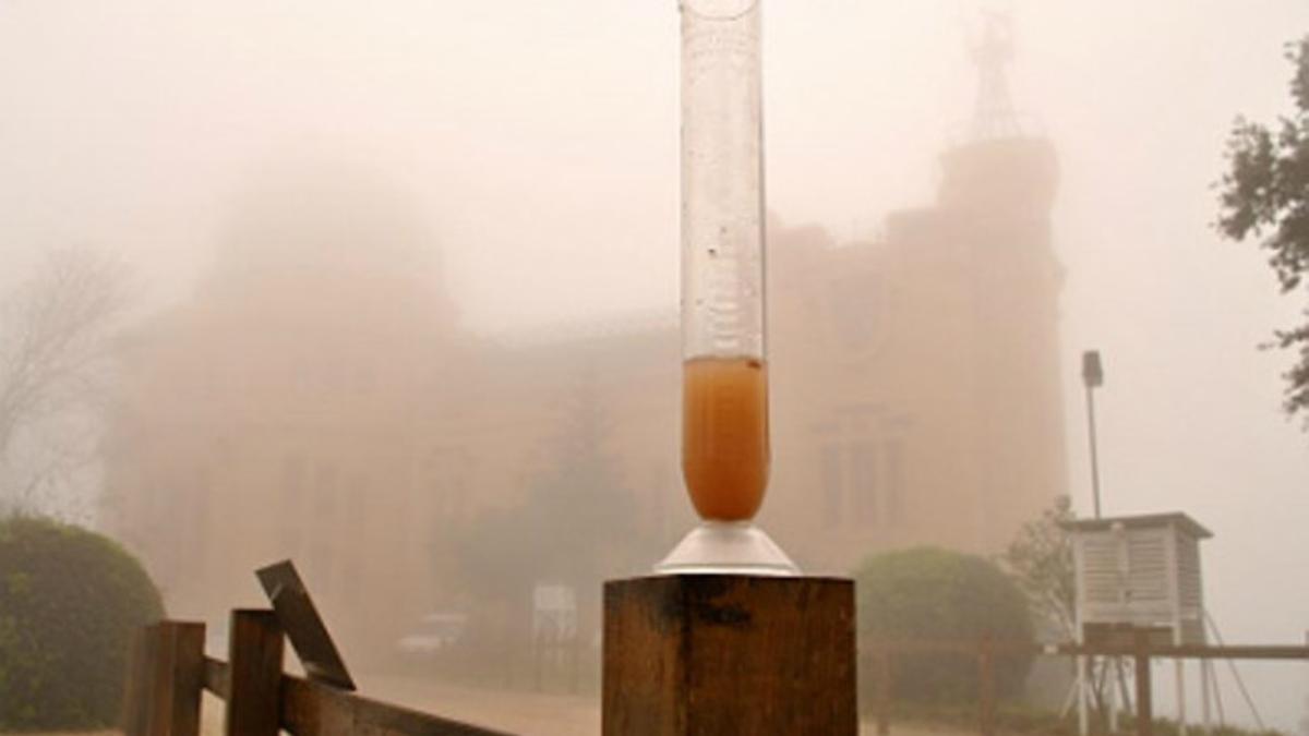 Pluviómetro con lluvia roja caída esta mañana en el Observatori Fabra de Barcelona.