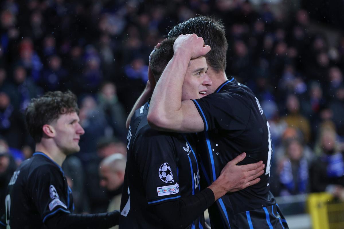 Nicolo Tresoldi, del Brujas (centro), celebra con sus compañeros tras anotar el segundo gol de su equipo durante el partido de ida de los playoffs de la Liga de Campeones entre el Brujas y el Atlético de Madrid Nicolo Tresoldi, del Brujas (centro), celebra con sus compañeros tras anotar el segundo gol de su equipo durante el partido de ida de los playoffs de la Liga de Campeones entre el Brujas y el Atlético de Madrid