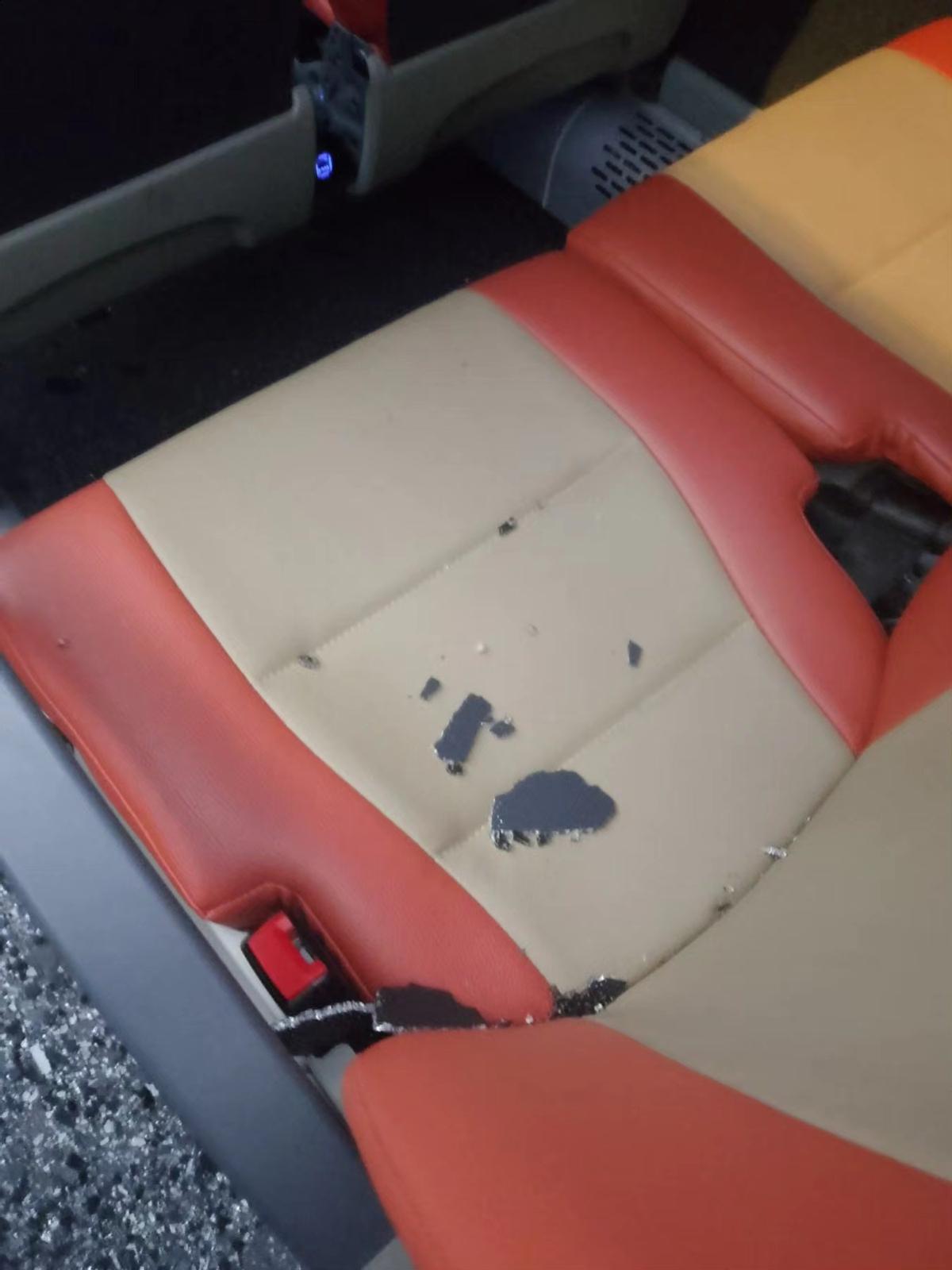 Cristales en los asientos de la guagua.