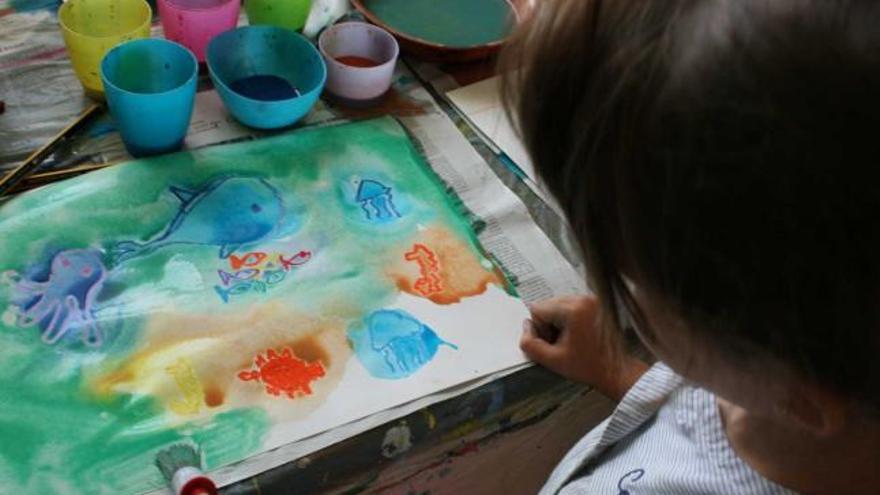 Una niña pintando en el taller del año pasado.