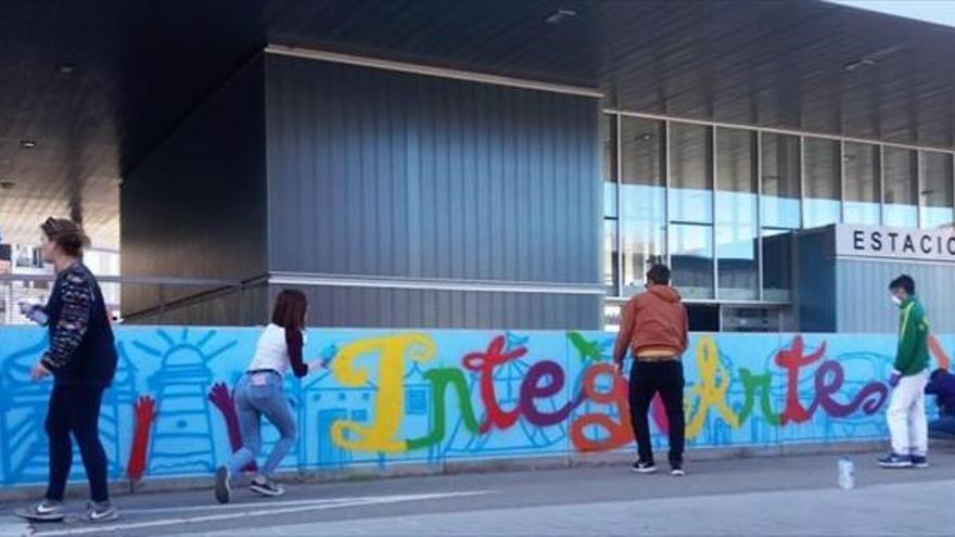 Un grafiti por la integración en la estación