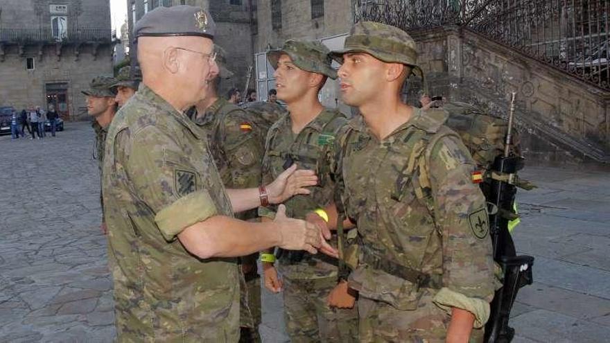 Una patrulla de la Brigada Paracaidista celebra su llegada al Obradoiro ante la catedral. // Xoán Álvarez