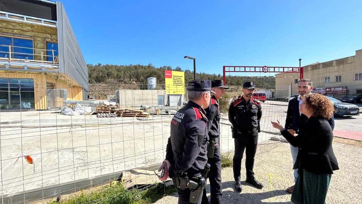 La delegada del Govern, Laia Cañigueral, amb comandaments dels Mossos a la zona on s'està fent la comissaria.