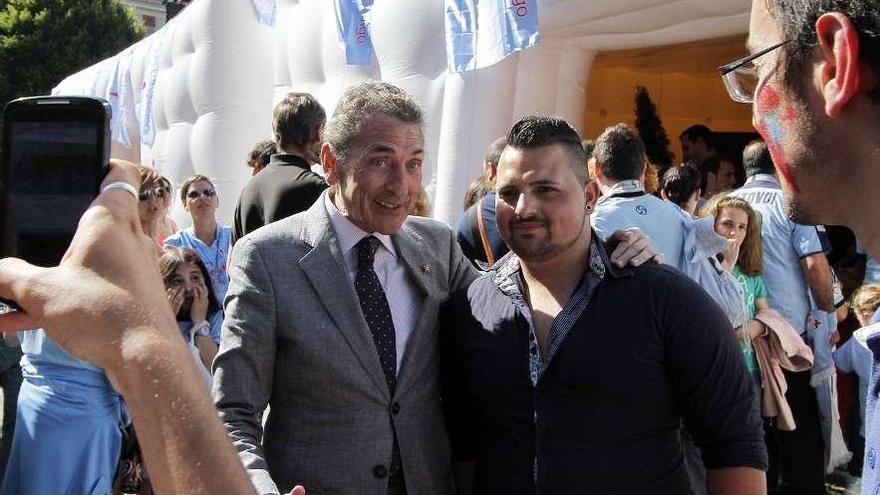 Mouriño se fotografía con un aficionado en la fiesta del noventa aniversario. // Jorge Santomé