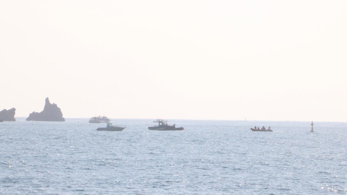 Efectius dels GEAS de la Guàrdia Civil amb l'embarcació a la recerca del desaparegut, el 25 d'octubre