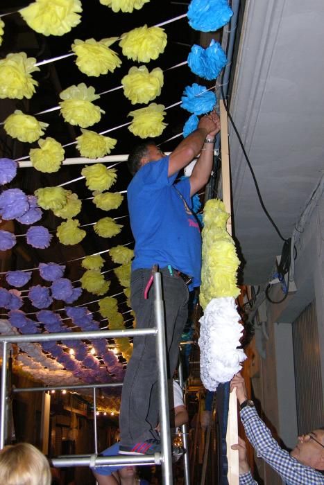 Els veïns preparant les decoracions dels carrers