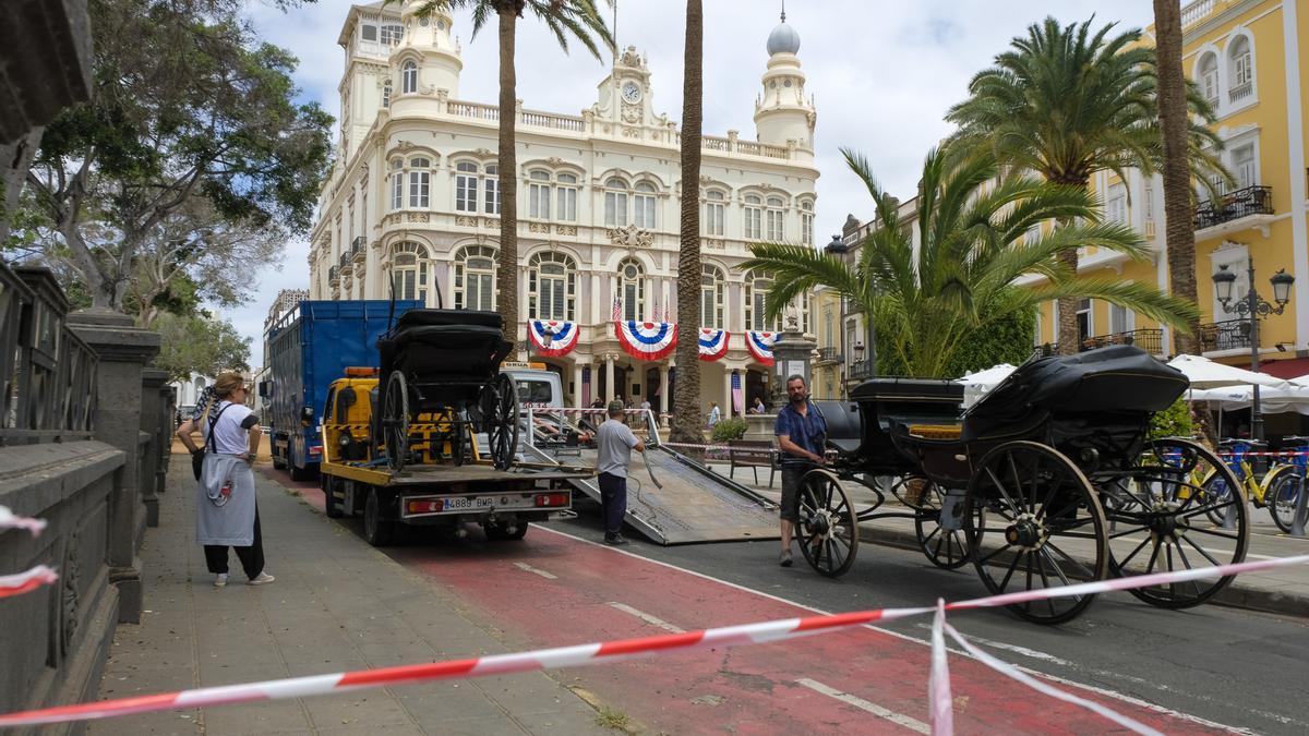 Carruajes en el entorno de la Plaza Cairasco para el rodaje de 'El Zorro'.