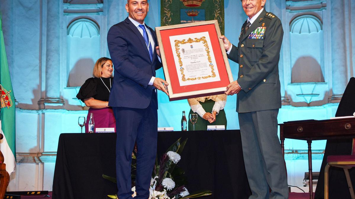 El diploma que acredita la Medalla de Oro de Teguise a la Guardia Civil.