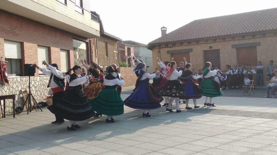 Bailes folclóricos en la plaza de la Fontanilla de San Cristóbal de Entreviñas.