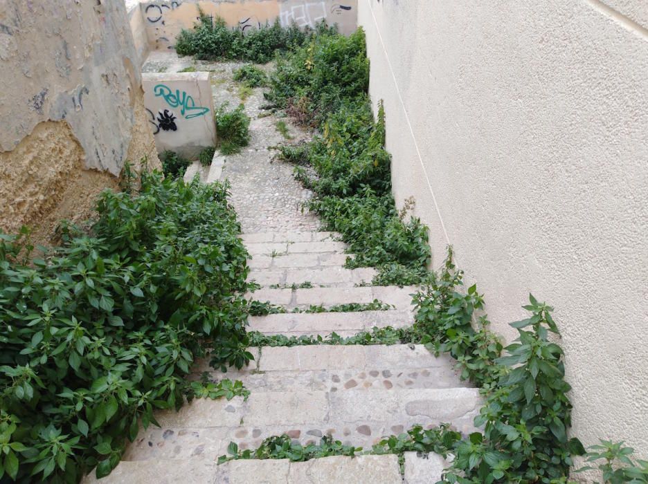 Escaleras degradadas en Joan Miró