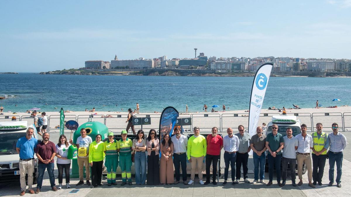 La alcaldesa, Inés Rey, en el acto de presentación de las medidas de limpieza para San Juan, en A Coruña.