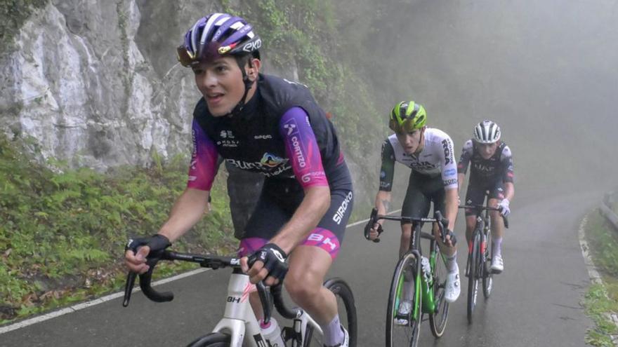 Por la izquierda, Hugo de la Calle, Samuel Fernández García y Adrià Pericas, ayer en el ascenso a Carabanzo. | ROBERTO MENÉNDEZ