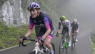 El castrillonense Hugo de la Calle, tras colocarse segundo en la general de la Vuelta Ciclista a Asturias: "Se puede soñar con el ciclismo asturiano"