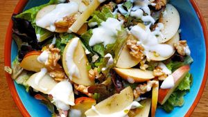 Ensalada Waldorf con yogur.