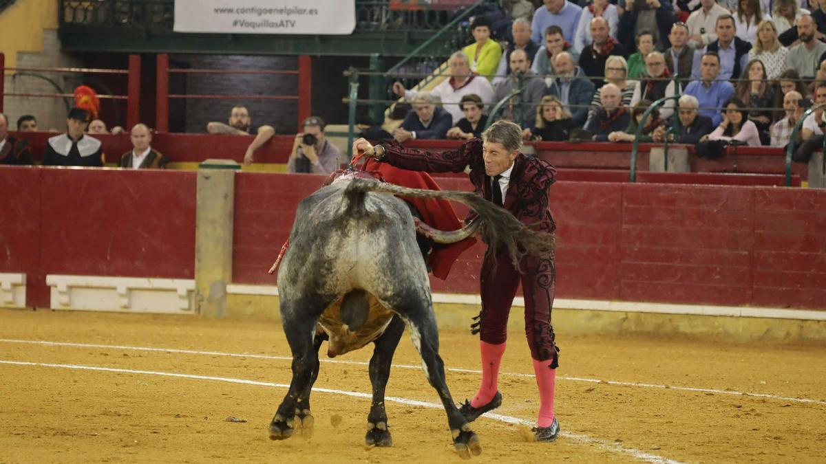 Manuel Escribano, al entrar a matar, escapa por poco del avieso tornillazo del toro de Miura.