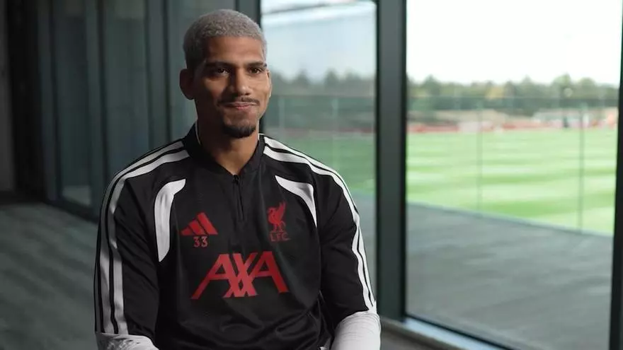 Primeras palabras de Araújo como jugador del Liverpool: "No había dudas de que llegaba a una gran institución"