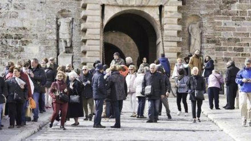 Turistas del Imserso de excursión en Dalt Vila durante la pasada Semana Santa.