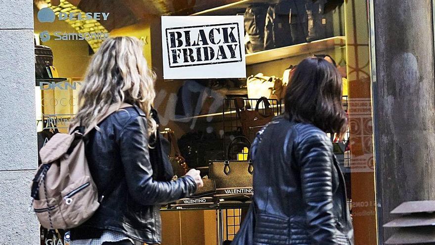 Una botiga del carrer Santa Clara anunciant el Black Friday.