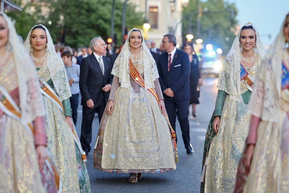 El Cristo de la Fe desfila por Saïdía acompañado por Carmen Prades y la corte mayor