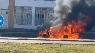 Susto mañanero en Mérida al incendiarse un coche en plena calle