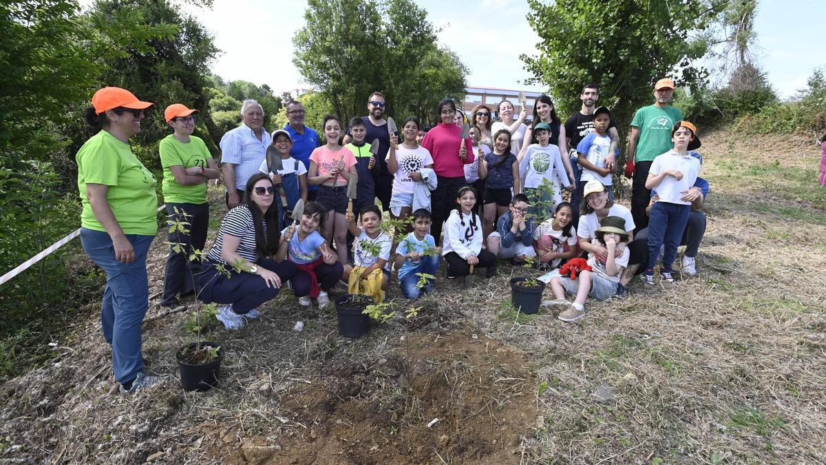 Lavadores planta la semilla de la futura área recreativa de su monte comunal