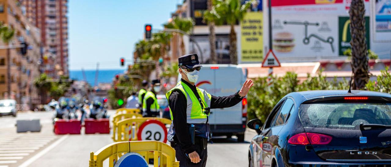 Controles de la Policía Local en los accesos a Benidorm durante el estado de alarma.