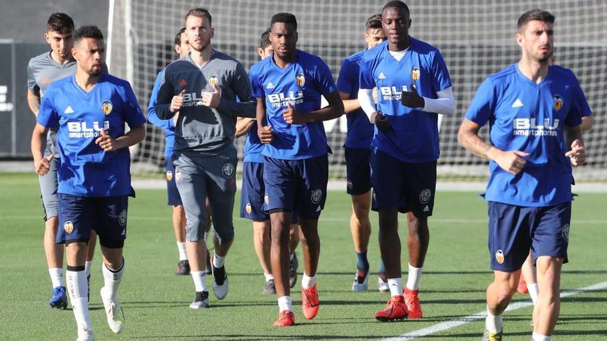 La plantilla del Valencia durante un entrenamiento, esta semana.