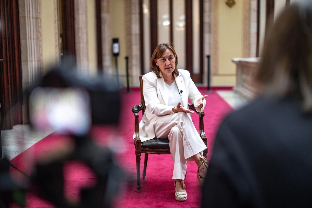 Sílvia Paneque, consellera de Territori, Habitatge i Transició Ecològica, durante la entrevista con El Periódico en el Parlament de Catalunya.