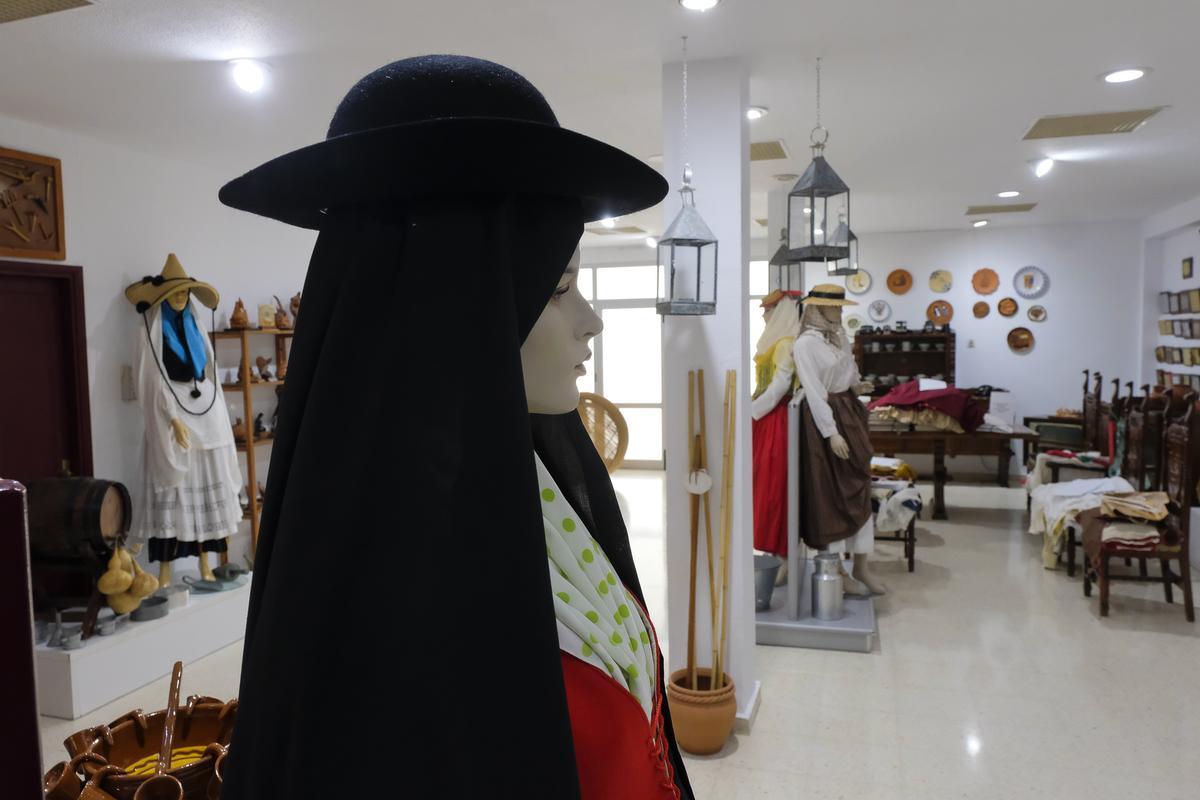 Algunos de los trajes tradicionales que ha confeccionado la asociación, en su sede de Jinámar.