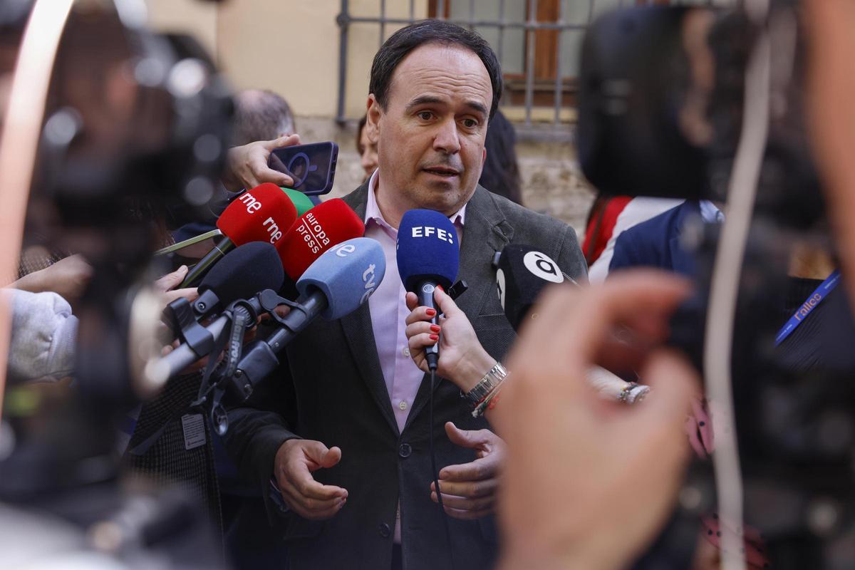 El presidente de la Generalitat, Juanfran Pérez Llorca, atiende a los medios de comunicación