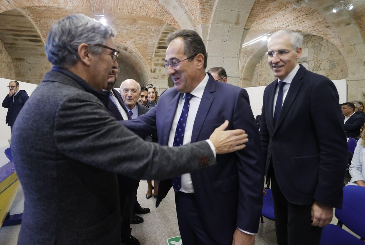 Orlando Alonso recibe las felicitaciones del delegado de Iberdrola en Galicia, Francisco Silva.