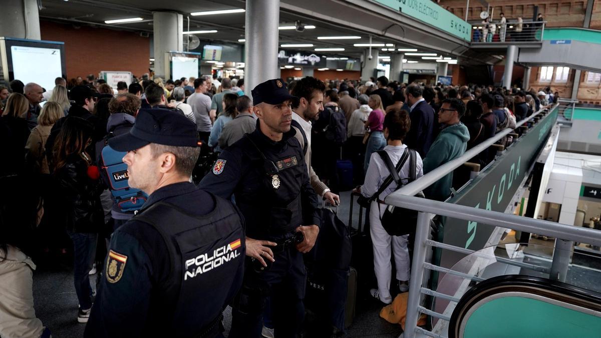 Viajeros en la estación de Atocha después del apagón eléctrico del día 28