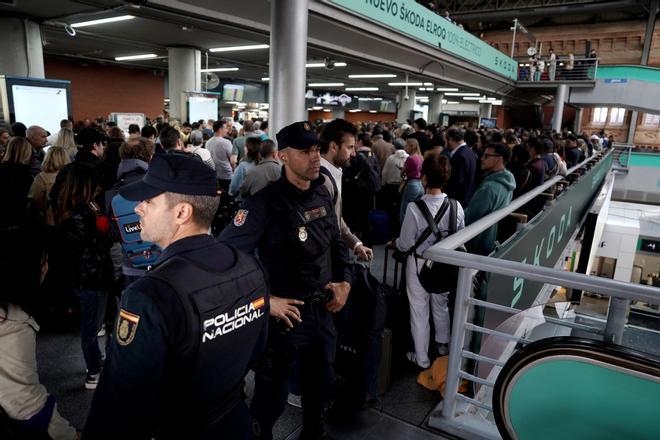 Viajeros en la estación de Atocha después del apagón eléctrico del día 28