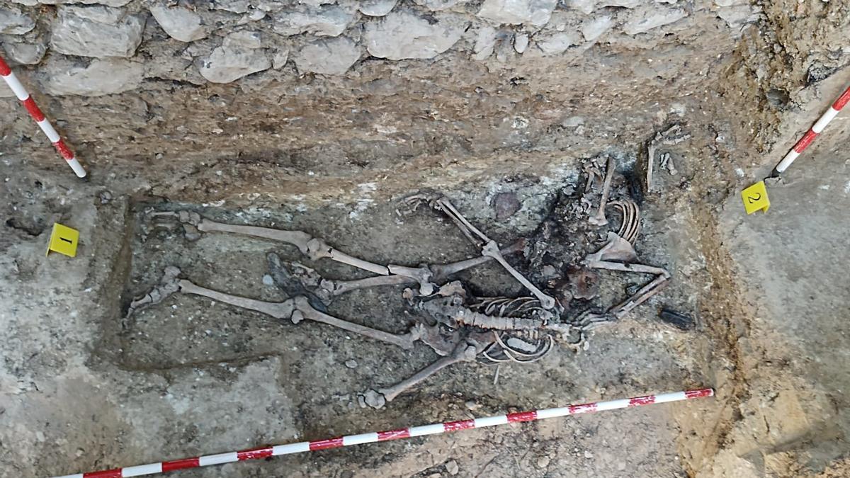 Los restos de los dos hombres hallados en una fosa común junto a la tapia del cementerio viejo de Loscorrales, en Huesca.