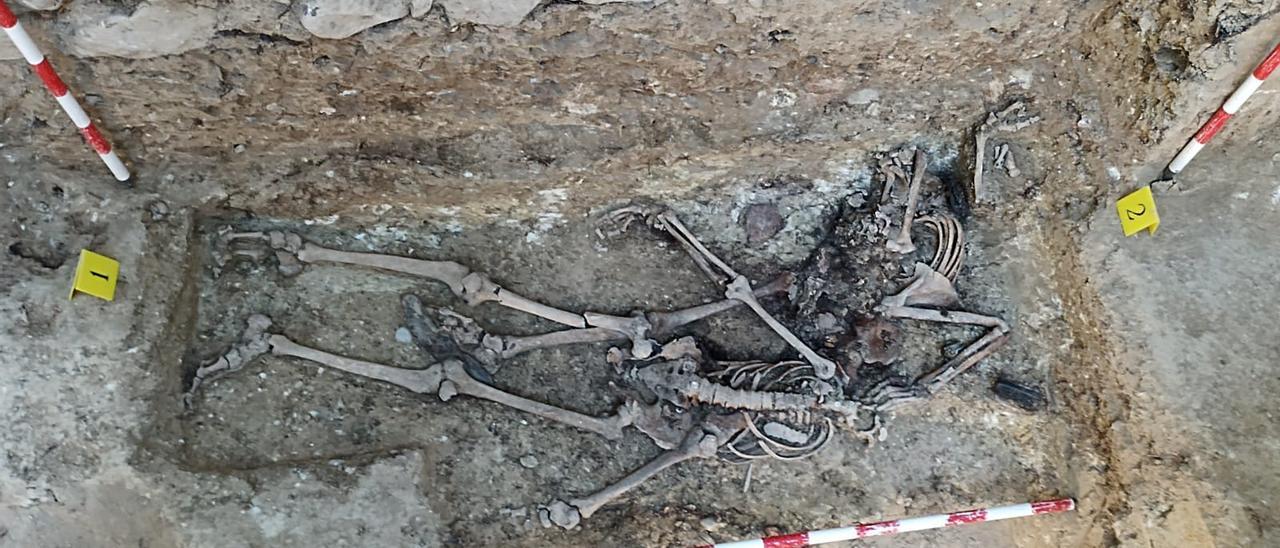 Los restos de los dos hombres hallados en una fosa común junto a la tapia del cementerio viejo de Loscorrales, en Huesca.
