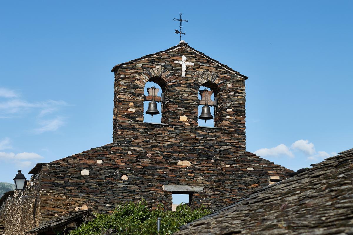 l campanario de la iglesia de Roblecasa en los pueblos negros de Guadalajara. Castilla la Mancha, España