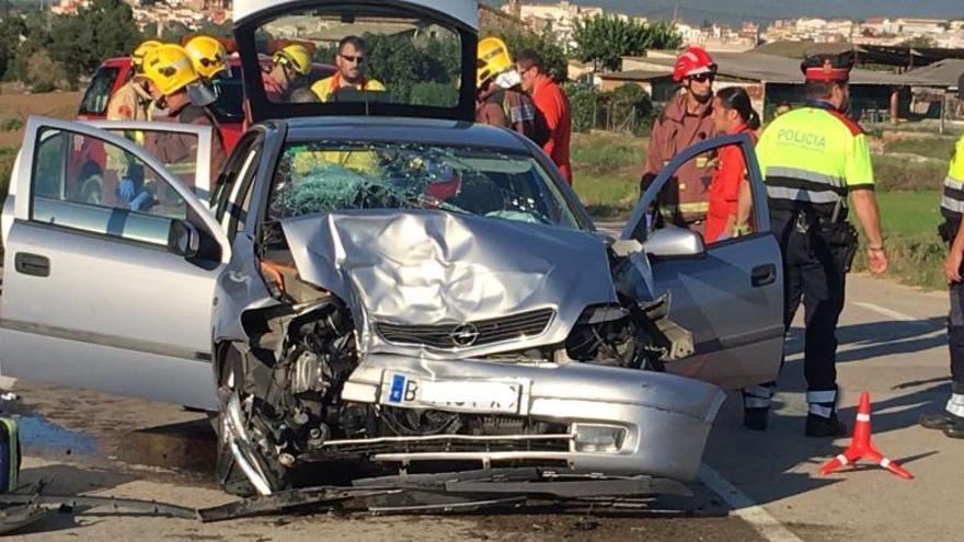 Estat en què va quedar el cotxe, després de xocar amb la màquina