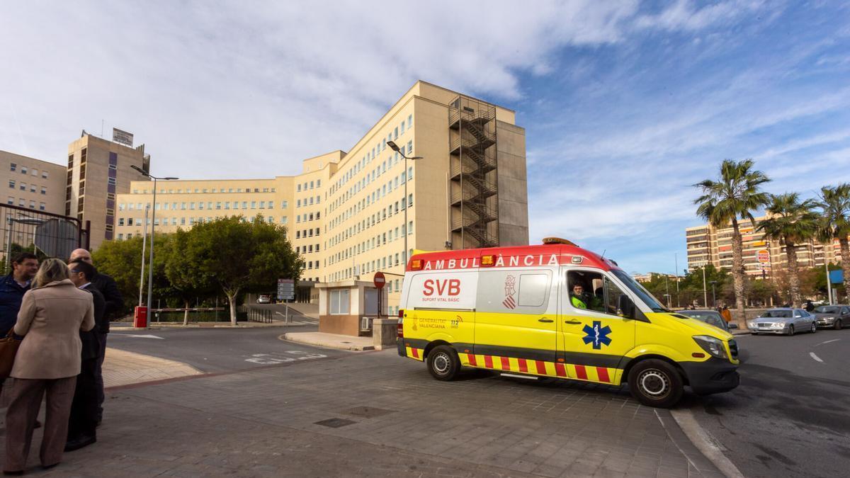 Una ambulacia saliendo de un hospital valenciano para atender un servicio en imagen de archivo.