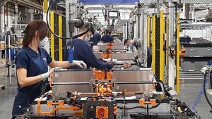 Varias trabajadores en el taller de montaje de baterías de la planta automovilística de Stellantis en Figueruelas.