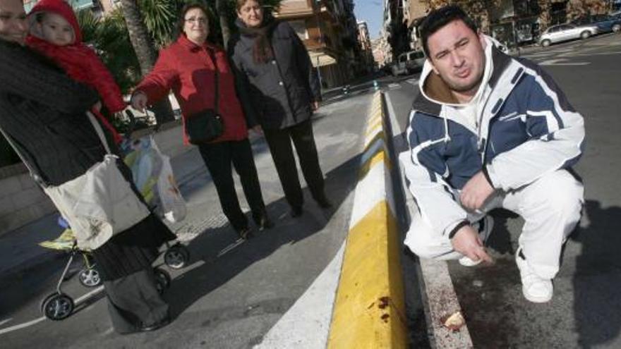 Vecinos del barrio del Pla, testigos de caídas por tropiezos en el carril-bici, junto al bordillo de la plaza de la Estella, donde todavía hay una mancha de sangre de una accidentada, ayer.