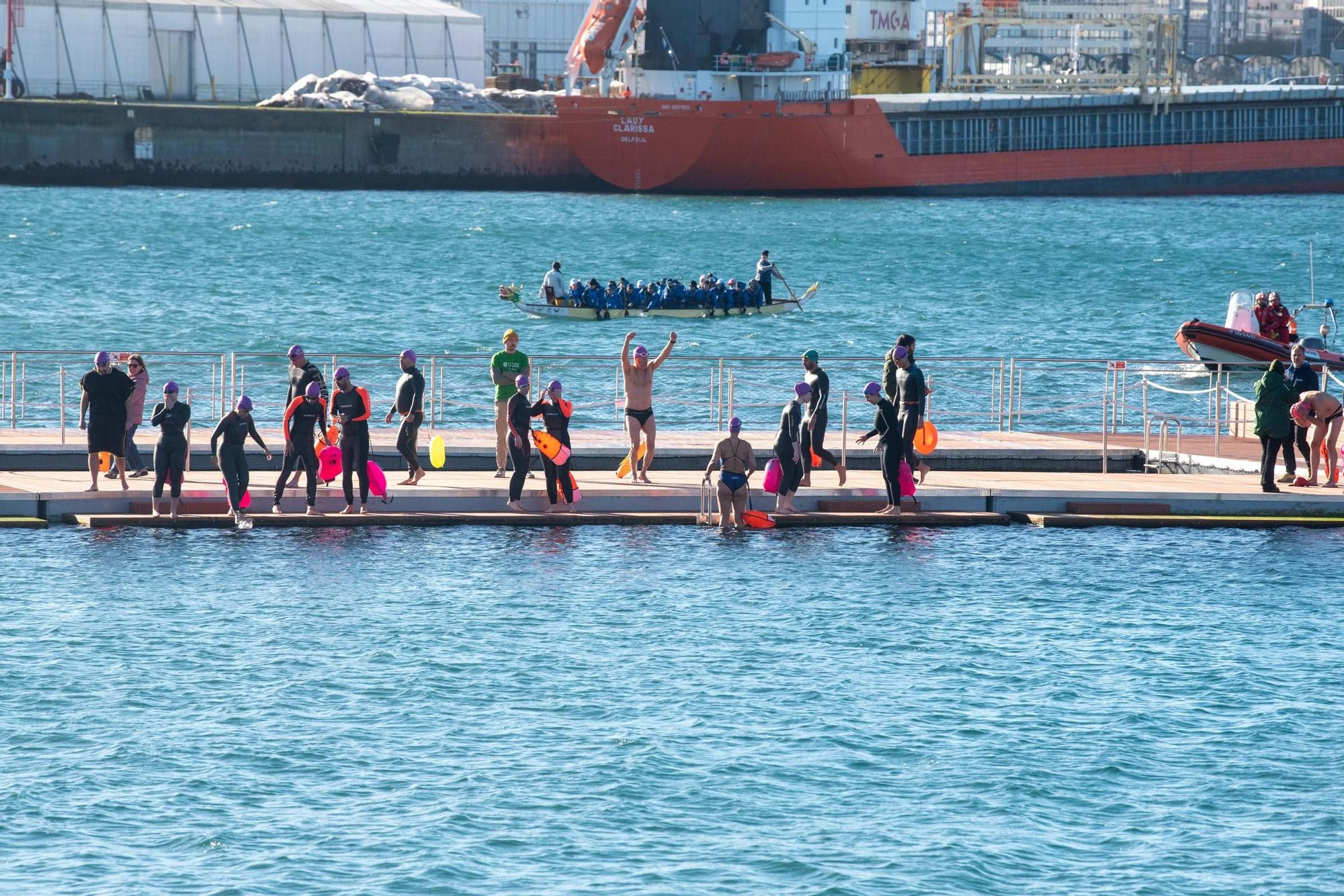 A Coruña desafía al frío y al mar para visibilizar la ELA