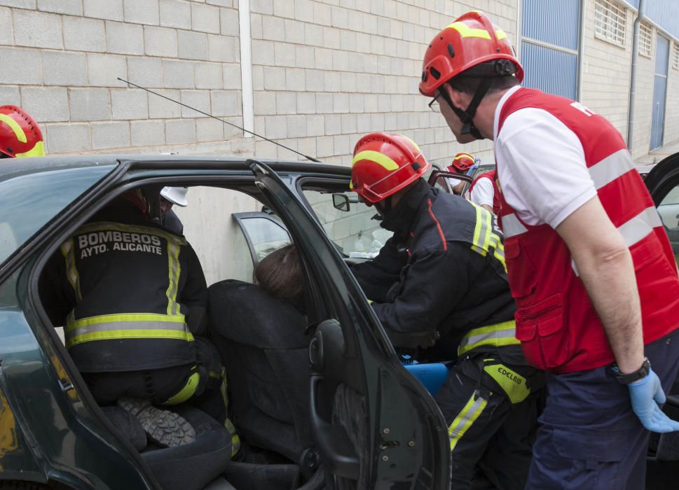 Cincuenta alumnos de Cruz Roja participan en un simulacro de accidente de tráfico