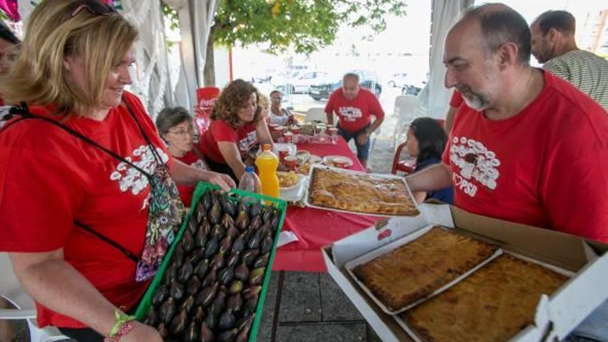 Bandejas con brevas y coca amb tonyna ya preparadas en las barracas y racós.