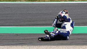 Jorge Martin (Honda) se lamenta en la pista del error que ha cometido hoy, en Motegi, y que le hacer perder toda la ventaja que tenía sobre su rival, el italiano Marco Bezzecchi, que ha terminado ganando.